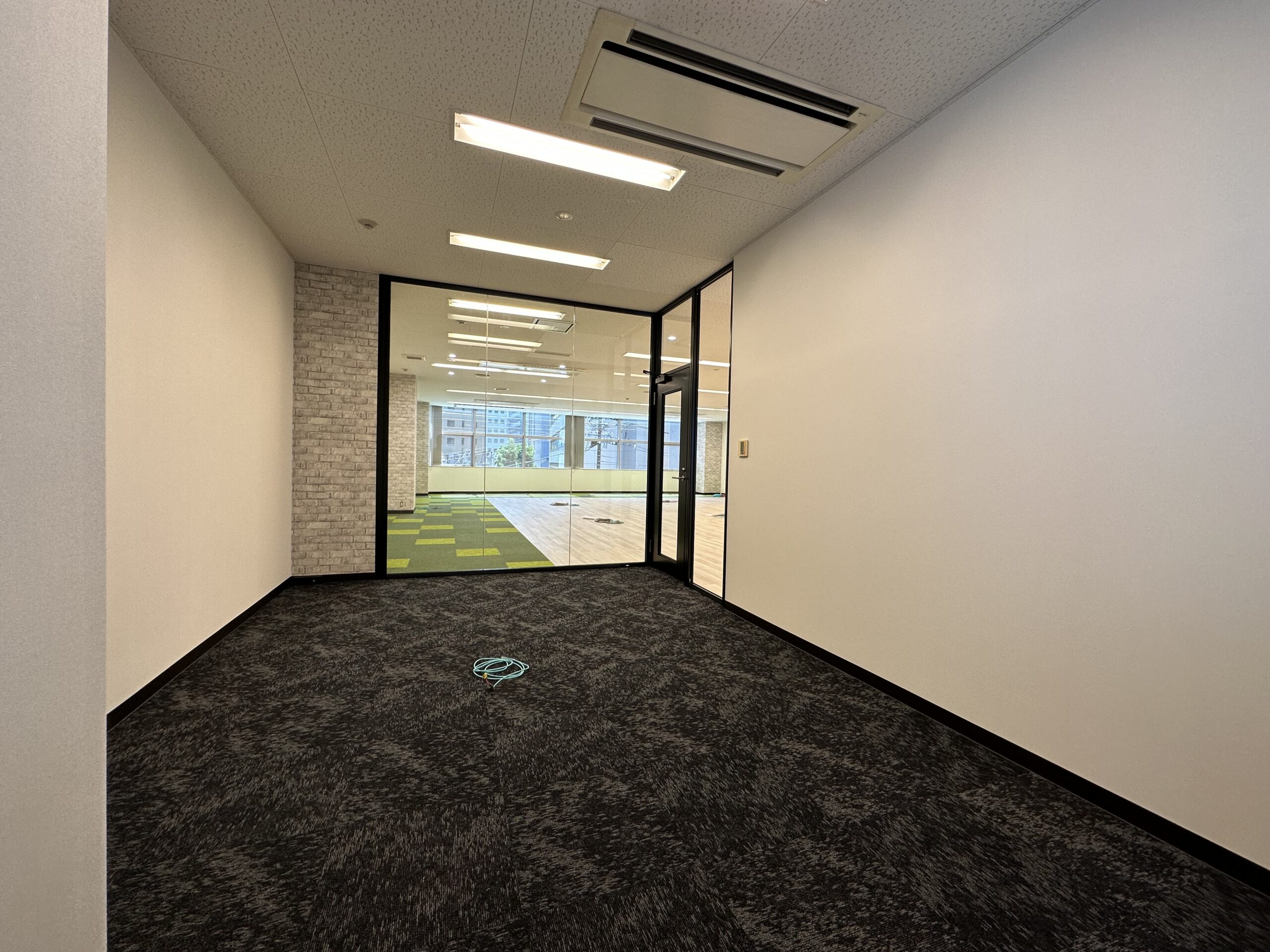 ガラスパーテーションによる開放感のあるオフィス空間 間仕切り事例