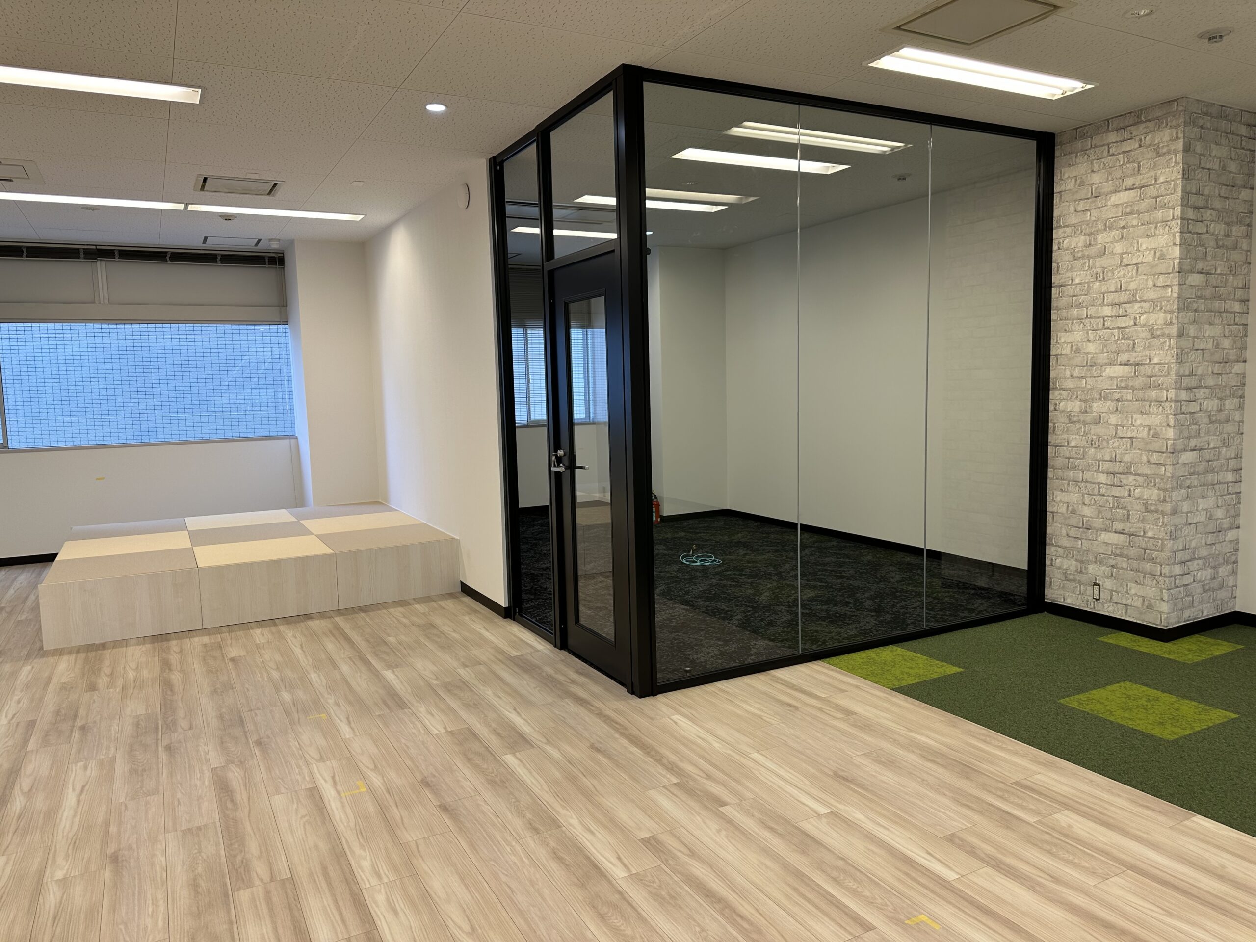 ガラスパーテーションの施工事例 オフィス会議室の間仕切り