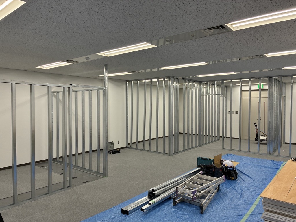 オフィスの造作壁（LGS壁）内装仕上げの様子