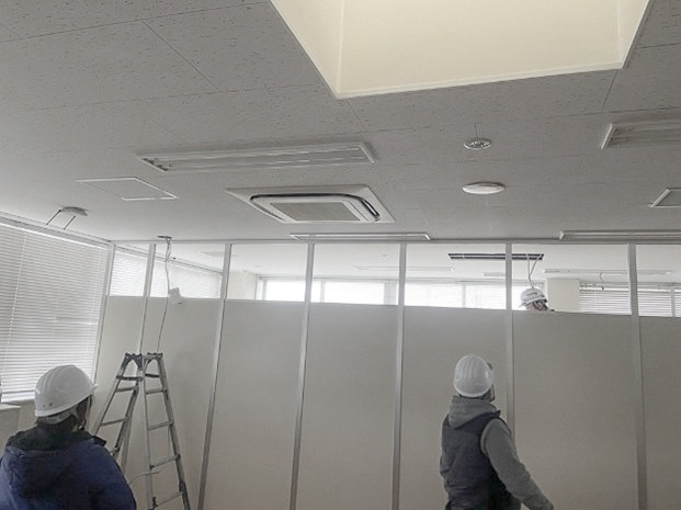 アルミパーテーションによるバックヤードの間仕切り 低コスト施工